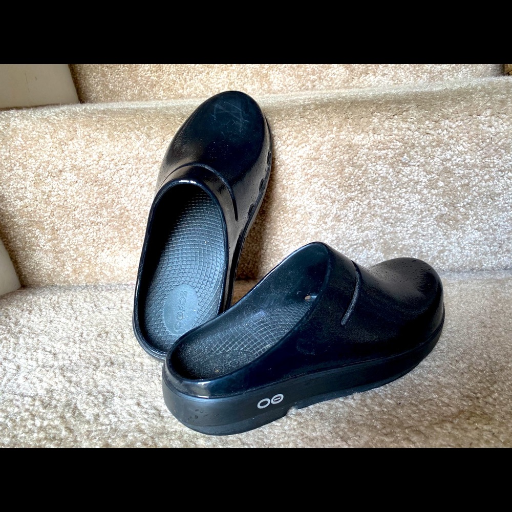 Oofos clogs size 7